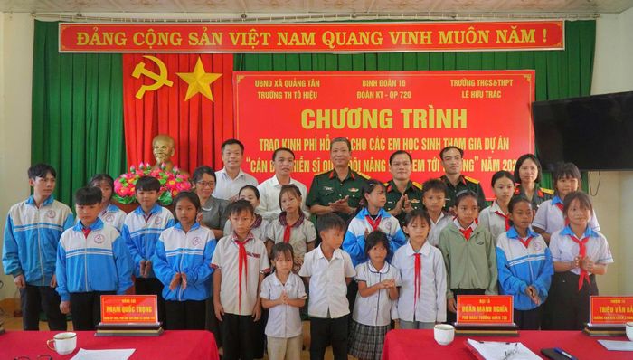 Chỉ huy Đoàn KT-QP 720, đại diện lãnh đạo địa phương, đại diện nhà trường chụp hình lưu niệm