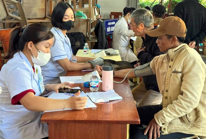 Khám sức khỏe định kỳ cho người dân tại xã D'ran
