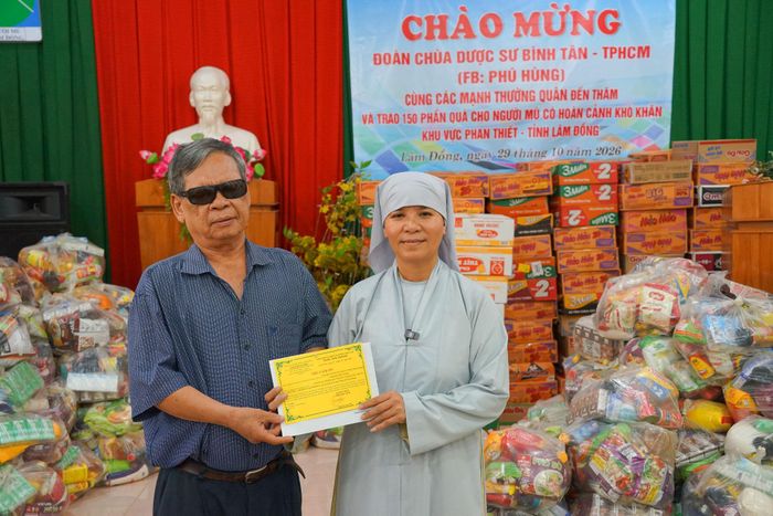 Ông Nguyễn Văn Tiết, Phó Chủ tịch Hội Người mù Lâm Đồng trao thư cảm ơn cho chùa Dược Sư
