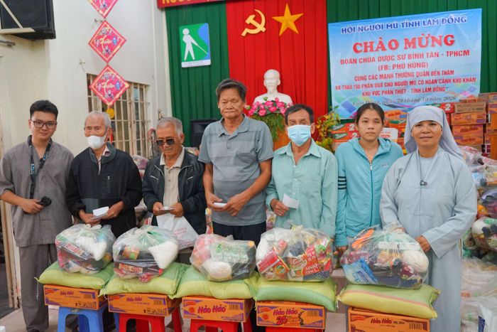 Nhà hảo tâm trao quà cho hội viên