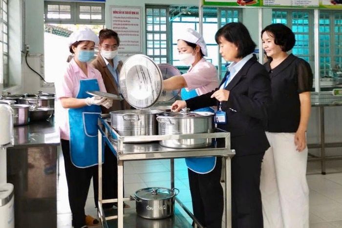 Cán bộ Chi cục An toàn vệ sinh thực phẩm tỉnh kiểm tra, giám sát khâu vệ sinh dụng cụ chế biến thức ăn tại 1 bếp ăn trong trường học ở Lâm Đồng