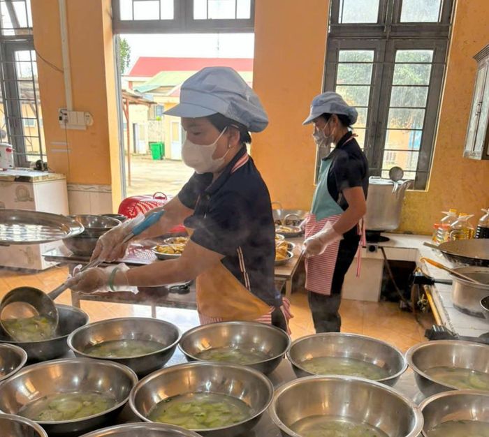 Chuẩn bị bữa ăn bán trú cho học sinh tại 1 trường học ở Lâm Đồng
