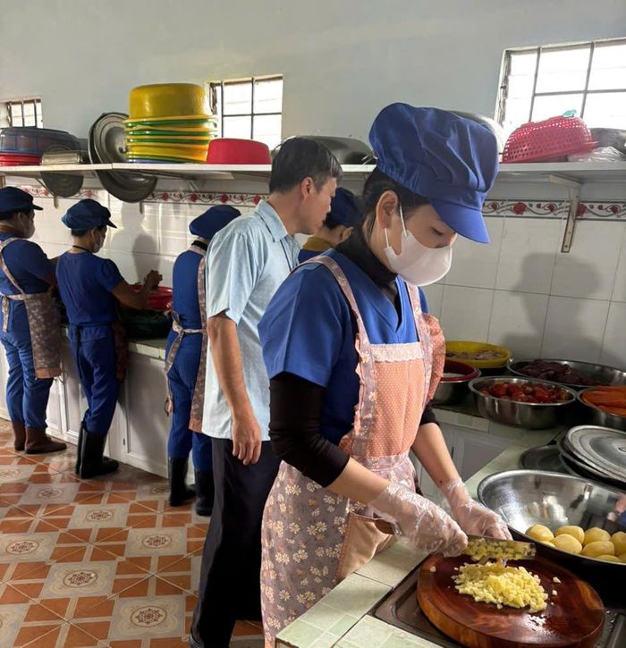 Cán bộ Chi cục An toàn vệ sinh thực phẩm tỉnh kiểm tra, giám sát khâu chế biến thức ăn tại 1 bếp ăn trong trường học ở Lâm Đồng