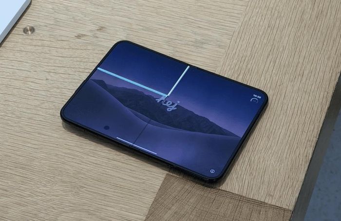Một chiếc iPhone Duo bị hỏng tại một cửa hàng Apple ở Toronto. Ảnh: Reddit/PhoneArena