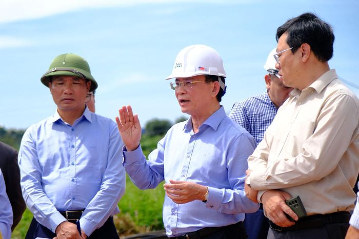 Ủy viên Ban Chấp hành Trung ương Đảng, Phó Bí thư Tỉnh ủy, Chủ tịch UBND tỉnh Lâm Đồng Hồ Văn Mười (nón trắng) chỉ đạo đơn vị thi công tập trung toàn lực thi công, nếu chậm trễ sẽ xử lý theo quy định của pháp luật