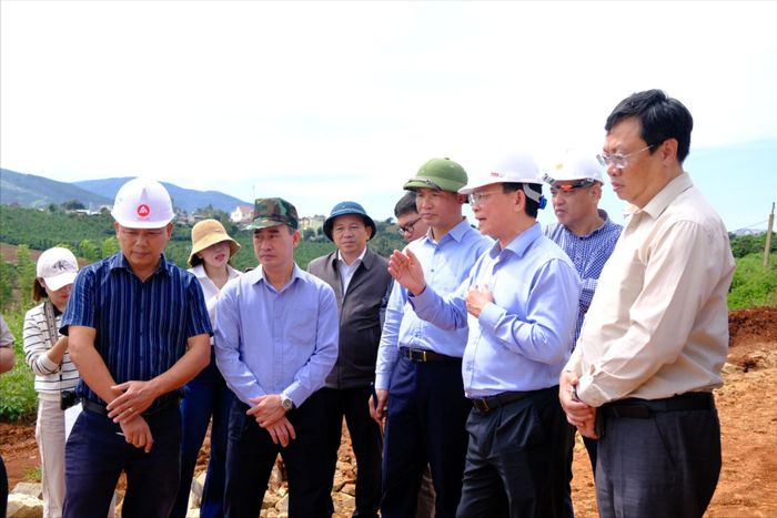 Ủy viên Ban Chấp hành Trung ương Đảng, Phó Bí thư Tỉnh ủy, Chủ tịch UBND tỉnh Lâm Đồng Hồ Văn Mười (thứ 2 từ phải sang) yêu cầu Sở Xây dựng, Ban Quản lý dự án đầu tư xây dựng số 1 tăng cường kiểm tra, giám sát hiện trường, kịp thời báo cáo UBND tỉnh