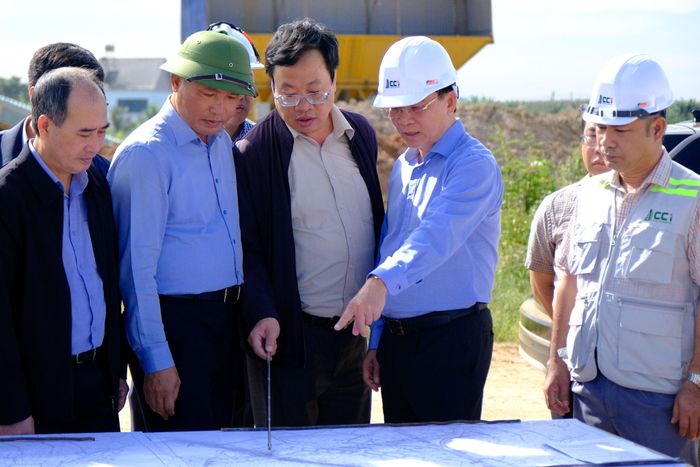 Ủy viên Ban Chấp hành Trung ương Đảng, Phó Bí thư Tỉnh ủy, Chủ tịch UBND tỉnh Hồ Văn Mười nghe các đơn vị liên quan báo cáo tiến độ tại vị trí nút giao Liên Hiệp Km191+960 (thuộc Dự án cao tốc Bảo Lộc - Liên Khương)