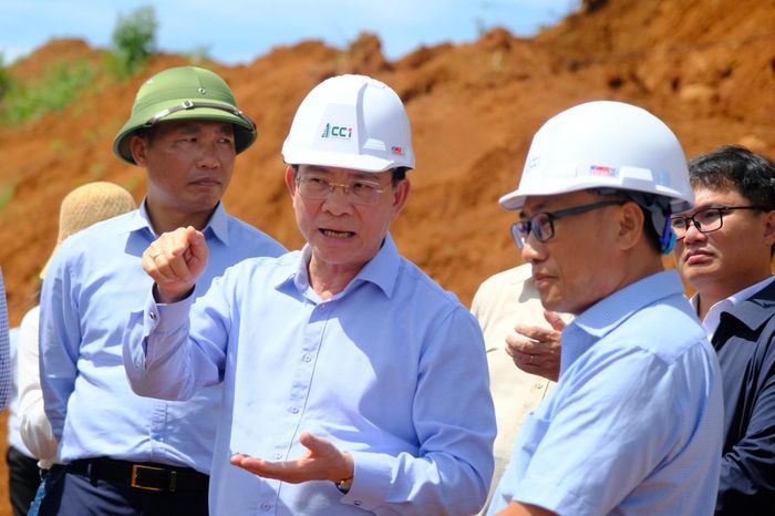 Ủy viên Ban Chấp hành Trung ương Đảng, Phó Bí thư Tỉnh ủy, Chủ tịch UBND tỉnh Hồ Văn Mười yêu cầu đơn vị thi công khẩn trương huy động máy móc, thiết bị, tập trung toàn lực đẩy nhanh tiến độ Dự án cao tốc Bảo Lộc - Liên Khương