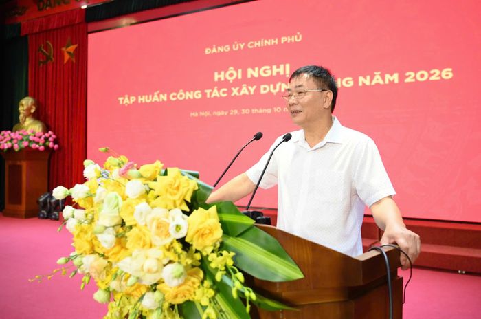 PGS. TS. Vũ Đình Oánh, nguyên Trưởng Khoa Quản lý nhà nước về an ninh, trật tự, Học viện An ninh trình bày chuyên đề nhận diện và đấu tranh phản bác các quan điểm sai trái, thù địch trên không gian mạng - Ảnh: chinhphu.vn/DA