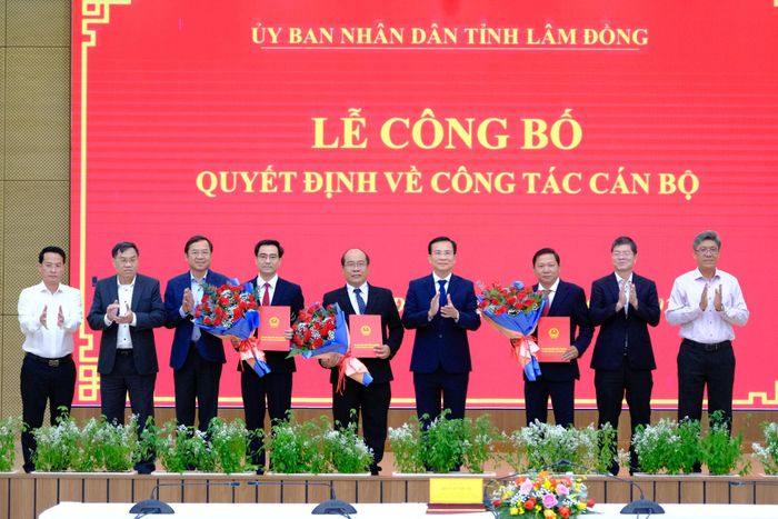 Ủy viên Ban Chấp hành Trung ương Đảng, Phó Bí thư Tỉnh ủy, Chủ tịch UBND tỉnh Lâm Đồng Hồ Văn Mười và các Phó Chủ tịch UBND tỉnh trao hoa chúc mừng các cán bộ được bổ nhiệm
