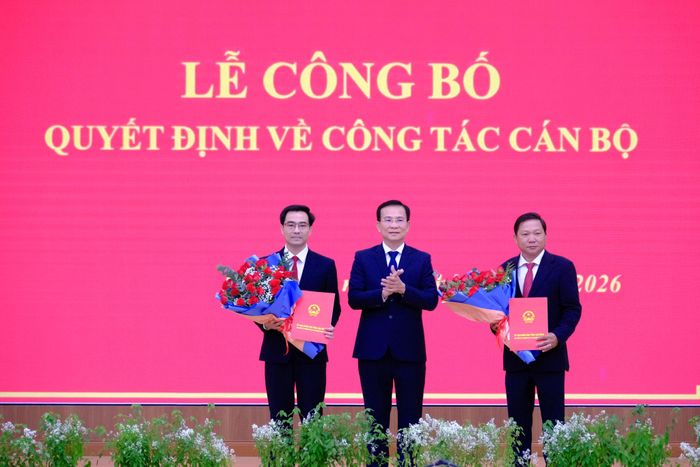 Ủy viên Ban Chấp hành Trung ương Đảng, Phó Bí thư Tỉnh ủy, Chủ tịch UBND tỉnh Lâm Đồng Hồ Văn Mười trao quyết định cho các ông: Hoàng Viết Nam, Phó Giám đốc Sở Tư pháp (bên trái) và ông Huỳnh Duy Khôi, Phó Giám đốc Sở Công thương (bên phải)