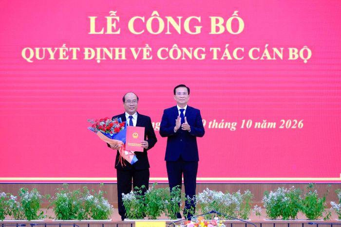 Ủy viên Ban Chấp hành Trung ương Đảng, Phó Bí thư Tỉnh ủy, Chủ tịch UBND tỉnh Lâm Đồng Hồ Văn Mười trao quyết định bổ nhiệm Giám đốc Sở Xây dựng cho ông Cao Sơn Dũng
