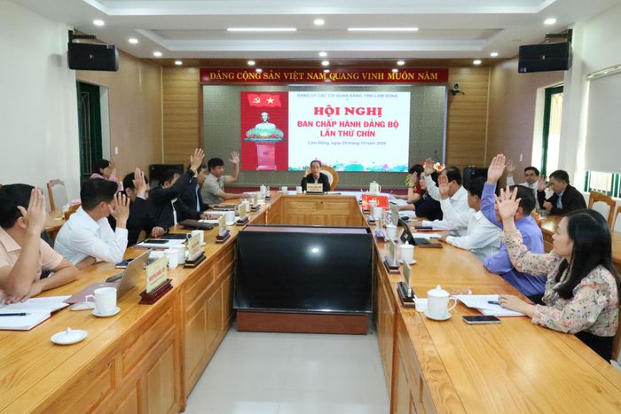 Đại biểu biểu quyết thông qua các chỉ tiêu, nhiệm vụ
