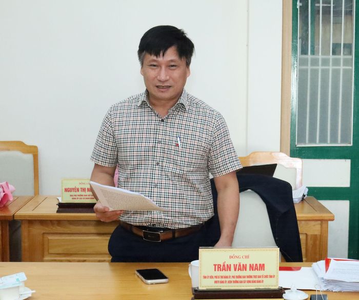 Đồng chí Trần Văn Nam, Tỉnh ủy viên, Phó Bí thư Đảng ủy, Phó Trưởng Ban Thường trực Ban Tổ chức Tỉnh ủy góp ý vào dự thảo nghị quyết