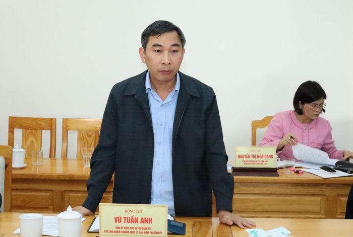 Đồng chí Vũ Tuấn Anh, Tỉnh ủy viên, Phó Bí thư Đảng ủy, Phó Chủ nhiệm Thường trực Ủy ban Kiểm tra Tỉnh ủy góp ý vào dự thảo nghị quyết