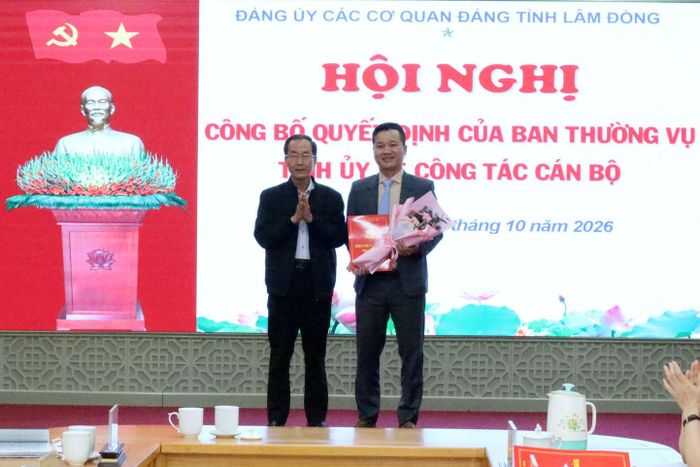 Đồng chí Huỳnh Ngọc Anh, Ủy viên Ban Thường vụ Tỉnh ủy, Phó Bí thư Thường trực Đảng ủy các cơ quan Đảng tỉnh (bên trái) trao quyết định của Ban Thường vụ Tỉnh ủy về việc chỉ định đồng chí Nguyễn Quảng Lâm, Bí thư Đoàn Thanh niên các cơ quan Đảng tỉnh tham gia Ban Chấp hành Đảng bộ các cơ quan Đảng tỉnh nhiệm kỳ 2025 - 2030
