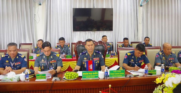 Thiếu tướng Tiêu Chăn Đa Ra, Chỉ huy trưởng Bộ Chỉ huy Hiến binh tỉnh Mondulkiri, cùng đoàn đại biểu tham dự hội đàm