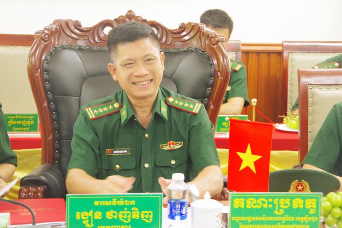 Đại tá Nguyễn Thành Đính, Chỉ huy trưởng Ban Chỉ huy BĐBP tỉnh Lâm Đồng phát biểu trao đổi, thống nhất các nội dung phối hợp thực hiện nhiệm vụ quản lý, bảo vệ biên giới trong thời gian tới