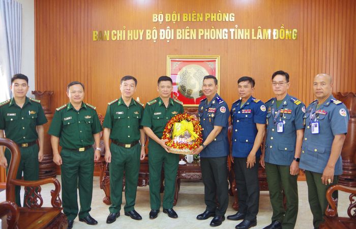 Hai đoàn đại biểu tặng quà lưu niệm