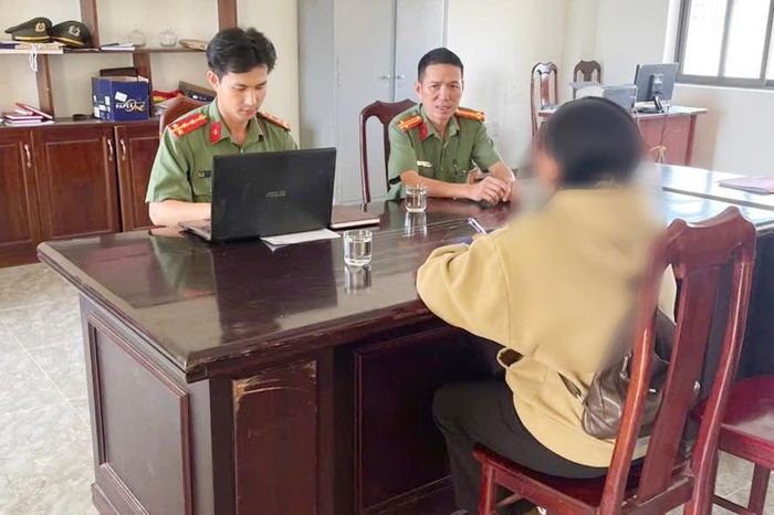Công an xã Tuy Đức (Lâm Đồng) làm việc với bà T.L. (trú tại địa phương) vì đăng tải bài viết sai sự thật về khám sức khỏe toàn dân