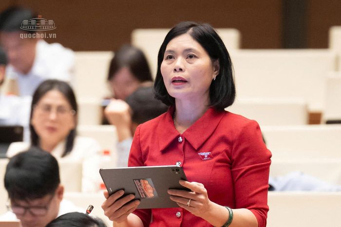 Đại biểu Trần Thị Oanh, ĐBQH tỉnh Lâm Đồng phát biểu tại nghị trường. (Ảnh: Quốc hội)