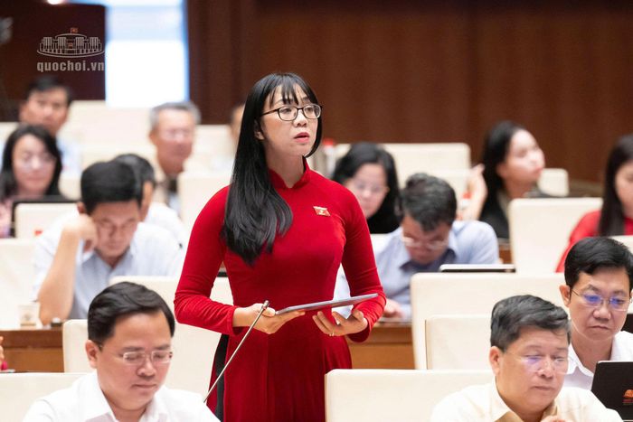 Đại biểu Trịnh Thị Tú Anh, Đoàn ĐBQH tỉnh Lâm Đồng phát biểu. (Ảnh: Quốc hội)