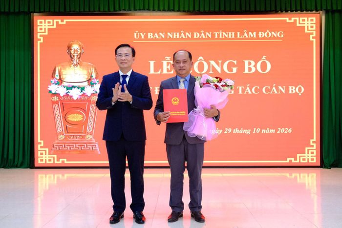 Ủy viên Ban Chấp hành Trung ương Đảng, Phó Bí thư Tỉnh ủy, Chủ tịch UBND tỉnh Hồ Văn Mười trao Quyết định về công tác cán bộ cho đồng chí Trương Trung Thắng