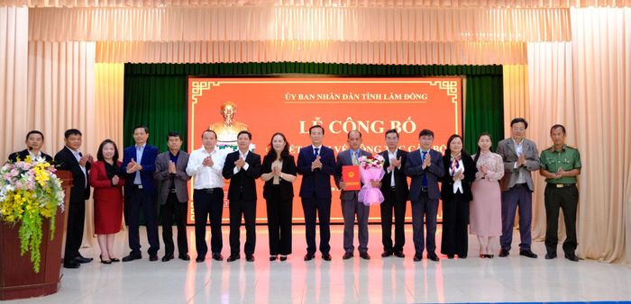 Ủy viên Ban Chấp hành Trung ương Đảng, Phó Bí thư Tỉnh ủy, Chủ tịch UBND tỉnh Hồ Văn Mười và lãnh đạo sở, ngành, địa phương chụp hình lưu niệm với đồng chí Trương Trung Thắng