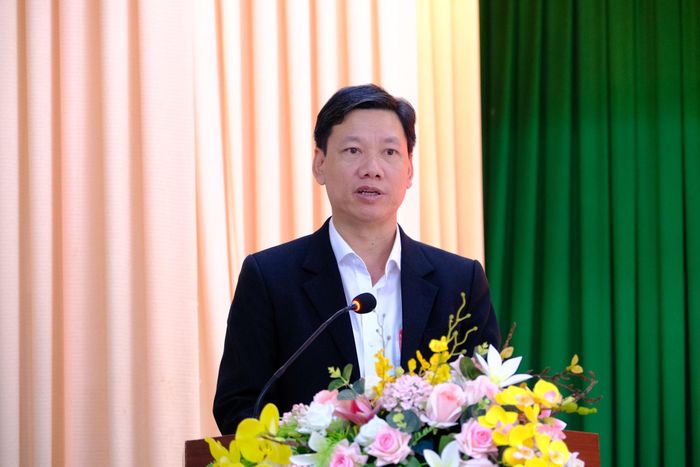 Giám đốc Sở Nội vụ Đỗ Văn Chung công bố quyết định công tác cán bộ đối với đồng chí Trương Trung Thắng