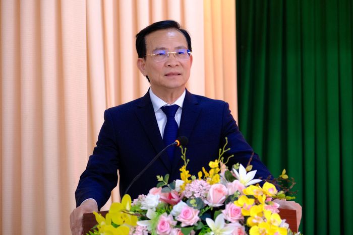 Phát biểu giao nhiệm vụ, Ủy viên Ban Chấp hành Trung ương Đảng, Phó Bí thư Tỉnh ủy, Chủ tịch UBND tỉnh Hồ Văn Mười đề nghị đồng chí Trương Trung Thắng phát huy cao nhất tinh thần trách nhiệm, phối hợp chặt chẽ với tập thể Đảng ủy, UBND phường để tổ chức thực hiện hiệu quả các nhiệm vụ chính trị được giao