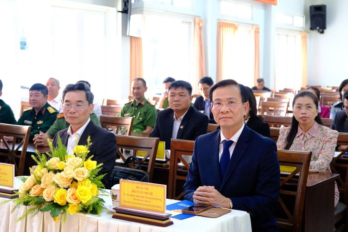Ủy viên Ban Chấp hành Trung ương Đảng, Phó Bí thư Tỉnh ủy, Chủ tịch UBND tỉnh Hồ Văn Mười và các đơn vị tham dự buổi lễ