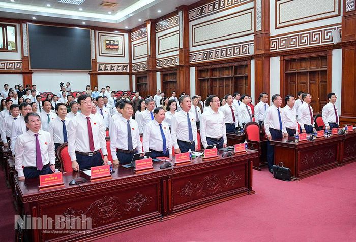 Đại biểu dự Kỳ họp thực hiện nghi thức chào cờ.