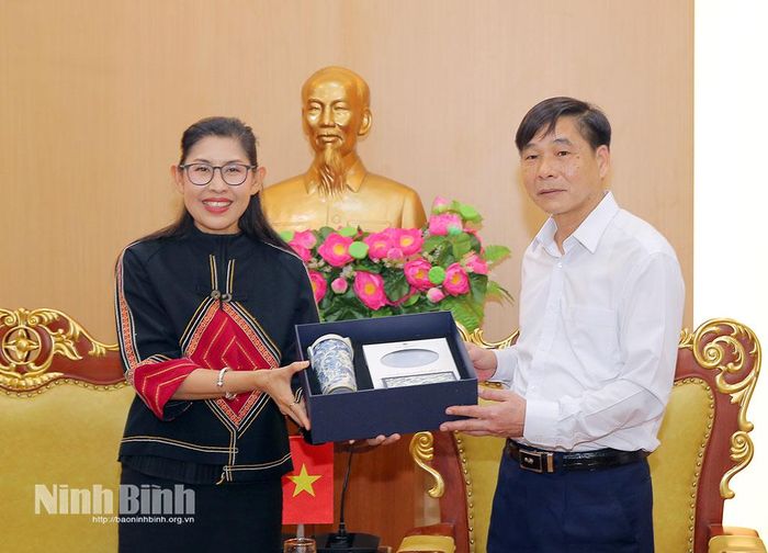 Bà Urawadee Sriphiromya, Đại sứ Đặc mệnh toàn quyền Vương quốc Thái Lan tại Việt Nam tặng quà lưu niệm cho đồng chí Phó Chủ tịch UBND tỉnh Nguyễn Anh Chức.