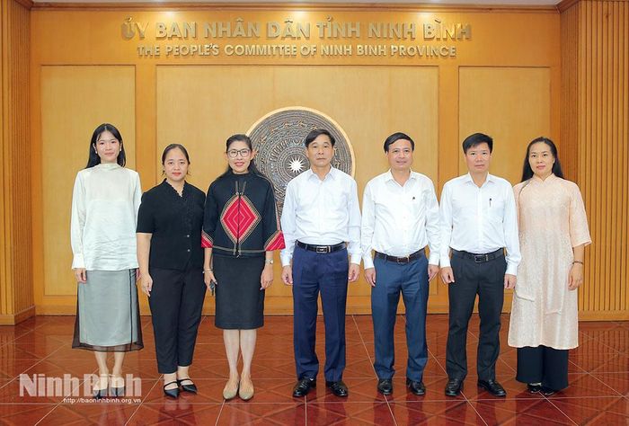 Các đại biểu chụp ảnh lưu niệm.