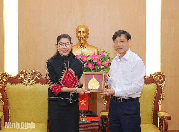 Đồng chí Nguyễn Anh Chức, Ủy viên Ban Thường vụ Tỉnh ủy, Phó Chủ tịch UBND tỉnh tặng quà lưu niệm cho bà Urawadee Sriphiromya, Đại sứ Đặc mệnh toàn quyền Vương quốc Thái Lan tại Việt Nam.