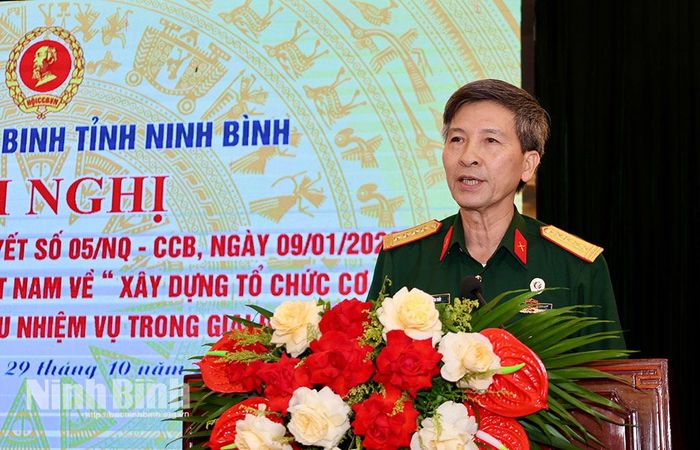 Đồng chí Bùi Văn Tuất, Chủ tịch Hội Cựu chiến binh tỉnh phát biểu tại hội nghị.