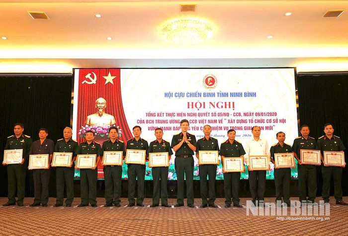 Lãnh đạo Hội Cựu Chiến binh tỉnh khen thưởng các tập thể có thành tích xuất sắc trong thực hiện Nghị quyết 05/NQ-CCB.