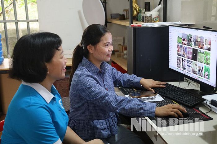Chị Nguyễn Thị Hoài (áo kẻ) thành công trong việc xây kênh tiktok “Hương Hồng Hạc”.