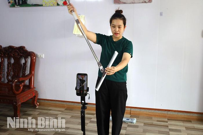 Chị Đỗ Thị Thu Hương quay giới thiệu nhiều sản phẩm đồ gia dụng để tăng tải lên các nền tảng số và gắn link bán sản phẩm.