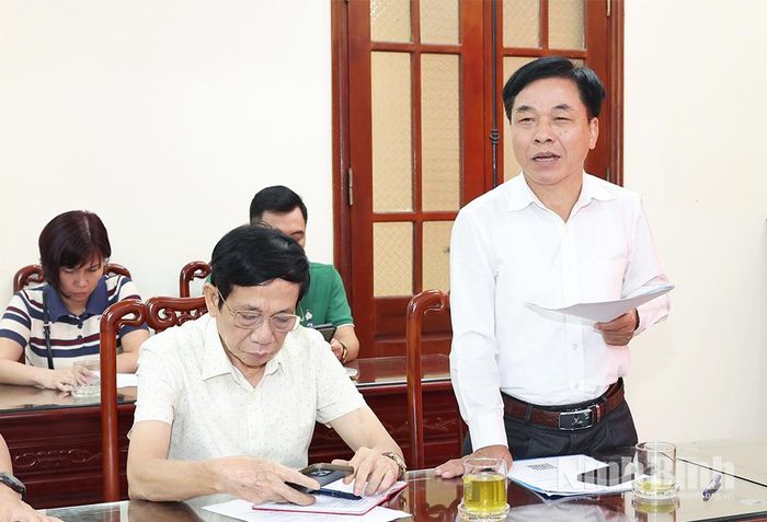 Đồng chí Trương Thanh Phòng, Phó giám đốc sở Y tế cung cấp thông tin về tiến độ triển khai kế hoạch khám sức khỏe định kỳ, khám sàng lọc miễn phí cho người dân trên địa bàn tỉnh.