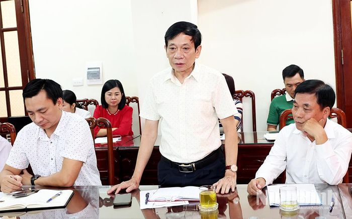 Đồng chí Trần Đức Long, Chủ tịch Hội Nhà báo tỉnh phát biểu tai hội nghị.