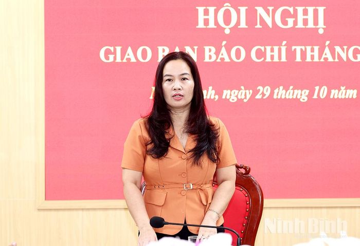 Đồng chí Nguyễn Thị Kim Phượng, Phó Trưởng Ban Tuyên giáo Tỉnh ủy phát biểu kết luận hội nghị.