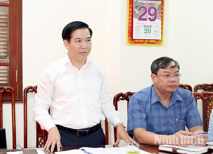 Đồng chí Nguyễn Đình Chuyên, Phó giám đốc Báo và phát thanh, truyền hình Ninh Bình phát biểu tại hội nghị.