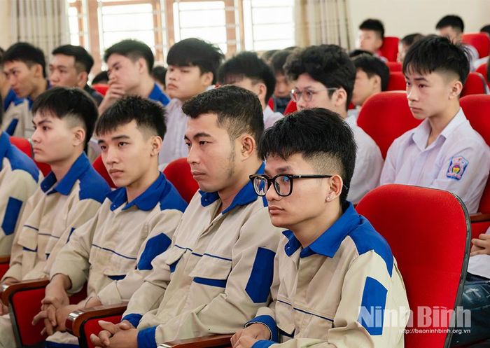 Đông đảo học sinh, sinh viên nhà trường theo dõi diễn biến của Phiên tòa giả định.