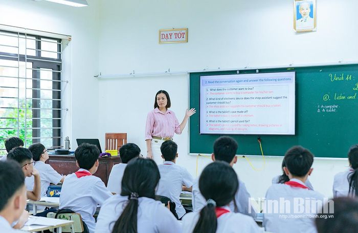 Giáo viên Trường THCS Thiên Trường ứng dụng màn hình trình chiếu và bài giảng điện tử trong tiết dạy tiếng Anh. Ảnh: Phan Nam