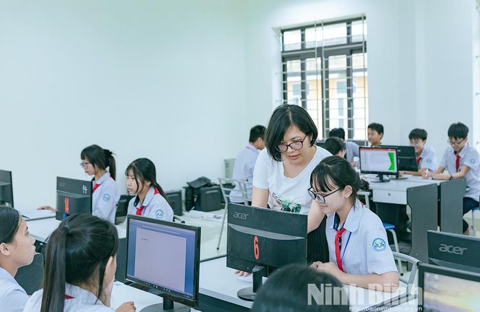 Một tiết học ứng dụng công nghệ thông tin của cô và trò Trường THCS Thiên Trường. Ảnh: Phan Nam