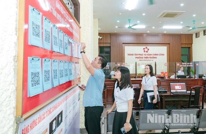 Niêm yết thủ tục hành chính bằng mã QR tại Bộ phận Một cửa phường Thiên Trường, nâng cao tính công khai, minh bạch. Ảnh: Phan Nam