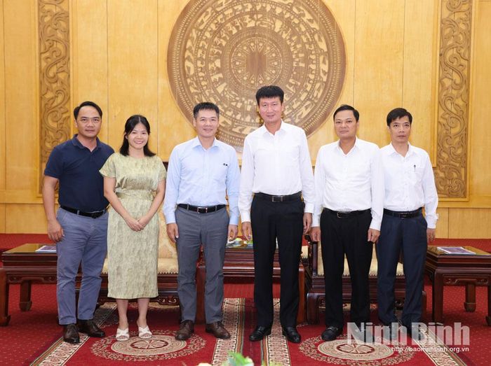 Các đại biểu chụp ảnh lưu niệm.