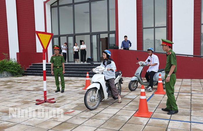 Công an phường Hoa Lư hướng dẫn sinh viên Trường Đại học Hoa Lư điều khiển phương tiện giao thông đảm bảo an toàn.