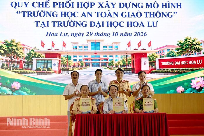 Đại diện lãnh đạo Phòng Cảnh sát Giao thông (Công an tỉnh ), Công an phường Hoa Lư và Trường Đại học Hoa Lư ký quy chế phối hợp xây dựng mô hình “Trường học an toàn giao thông”.
